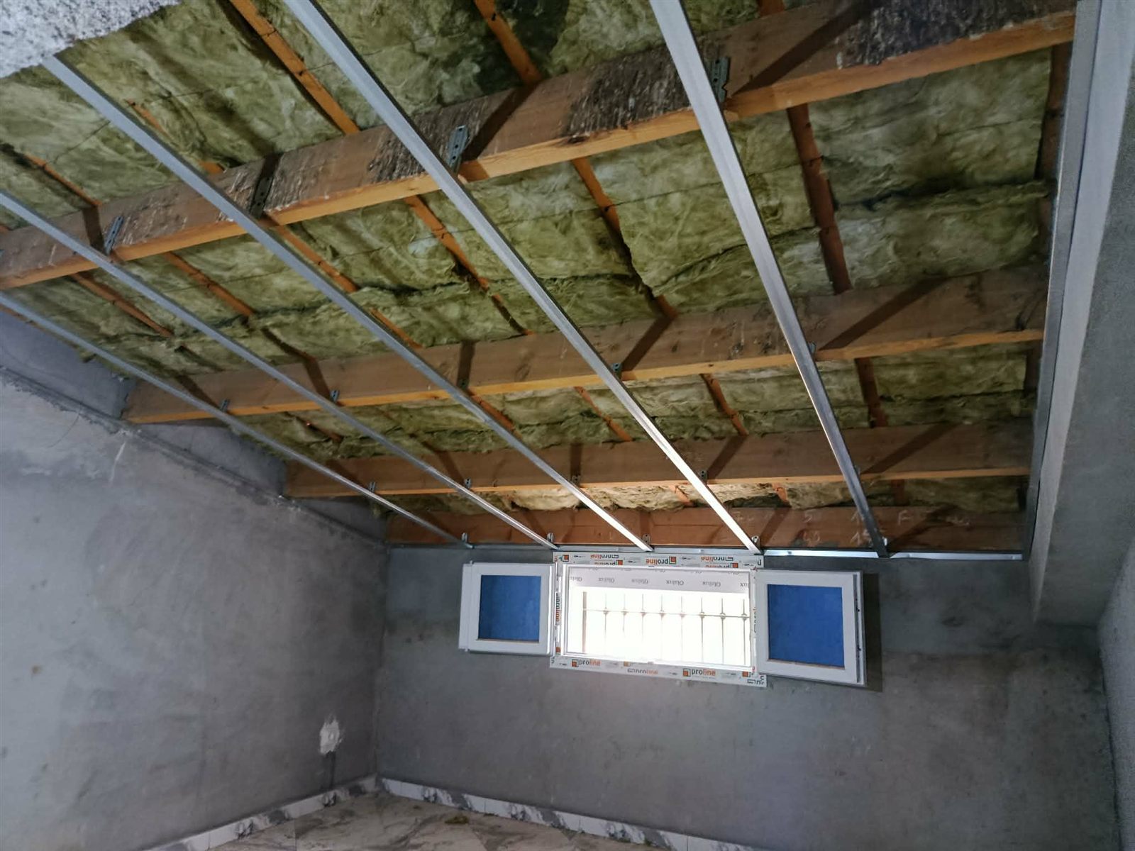 Traçage et pose de l’ossature sur un chantier ETBHGE
