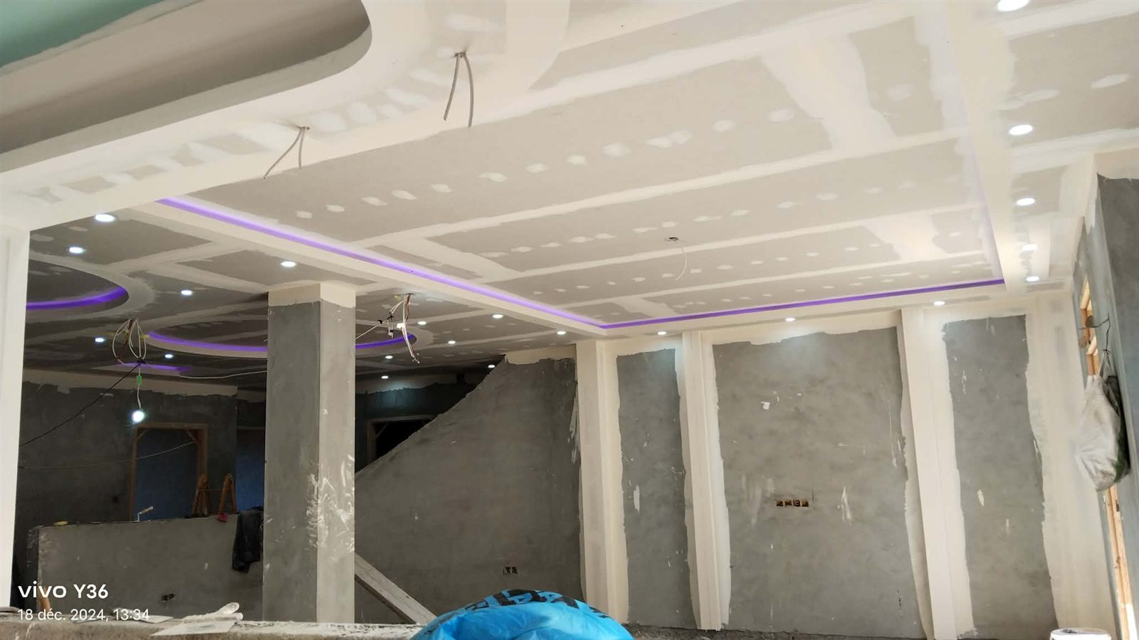Pose des plaques de plâtre sur un chantier ETBHGE
